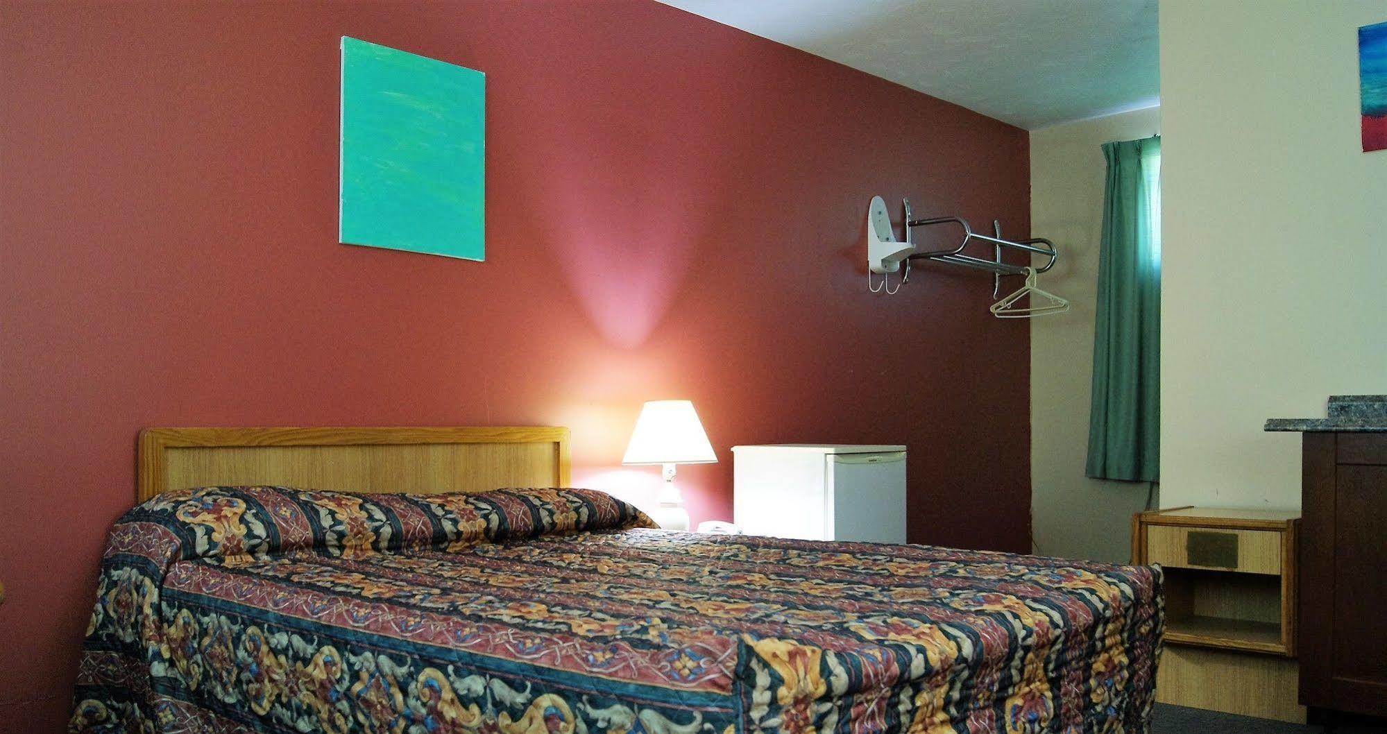 Blue Jay Motel ปีเตอร์บอร์โรว์ ภายนอก รูปภาพ