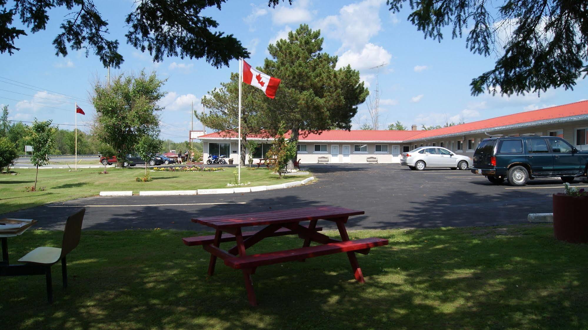 Blue Jay Motel ปีเตอร์บอร์โรว์ ภายนอก รูปภาพ
